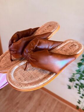 Korks Women's Brown Knotted Leather Thong Sandals